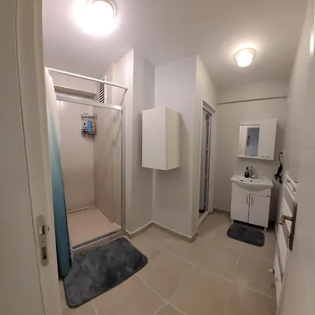 In The Heart Of Sisli - 1 Min To Metro - Shared Bathroom And Kitchen *