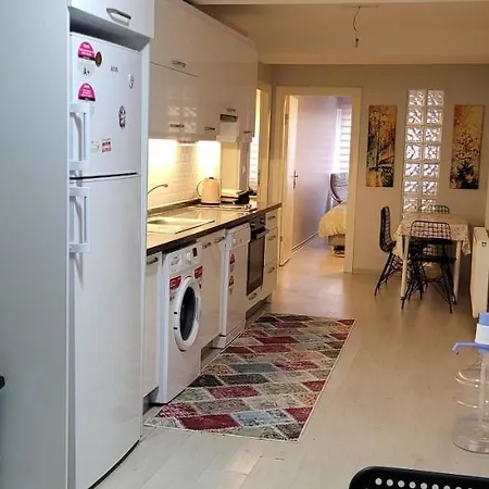 호스텔 In The Heart Of Sisli - 1 Min To Metro - Shared Bathroom And Kitchen *
