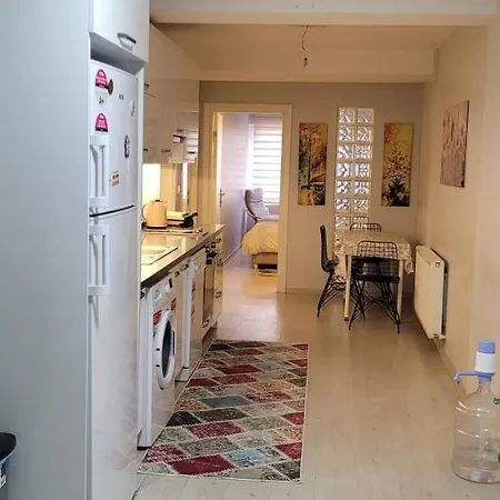 In The Heart Of Sisli - 1 Min To Metro - Shared Bathroom And Kitchen * 이스탄불