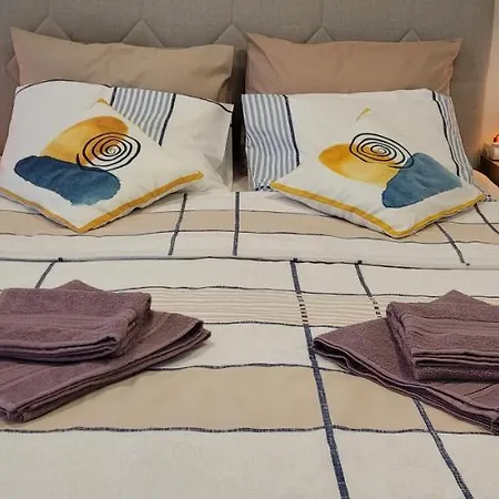 Hostel In The Heart Of Sisli - 1 Min To Metro - Shared Bathroom And Kitchen *