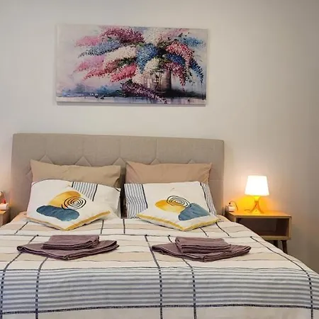 In The Heart Of Sisli - 1 Min To Metro - Shared Bathroom And Kitchen Istanboel