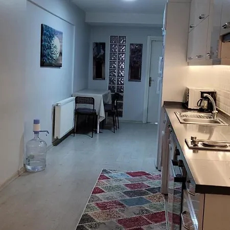 In The Heart Of Sisli - 1 Min To Metro - Shared Bathroom And Kitchen Hostel