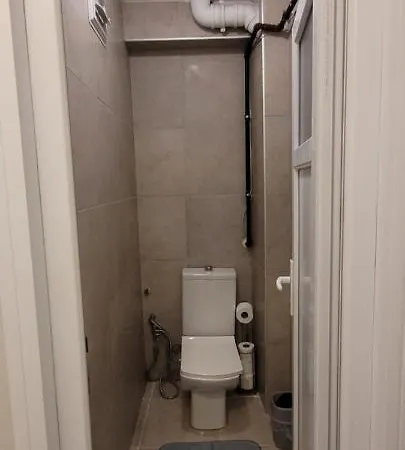 In The Heart Of Sisli - 1 Min To Metro - Shared Bathroom And Kitchen Hostel *