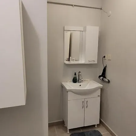 In The Heart Of Sisli - 1 Min To Metro - Shared Bathroom And Kitchen Hostel