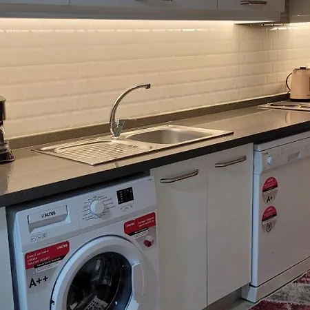 In The Heart Of Sisli - 1 Min To Metro - Shared Bathroom And Kitchen Hostel *