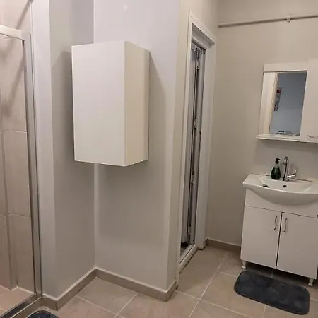 Hostel In The Heart Of Sisli - 1 Min To Metro - Shared Bathroom And Kitchen *