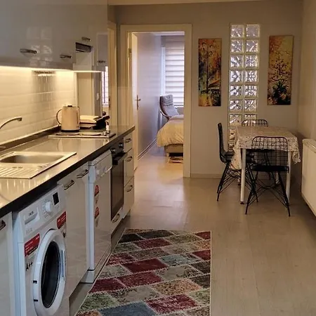 In The Heart Of Sisli - 1 Min To Metro - Shared Bathroom And Kitchen