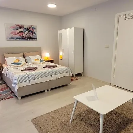 Hostel In The Heart Of Sisli - 1 Min To Metro - Shared Bathroom And Kitchen
