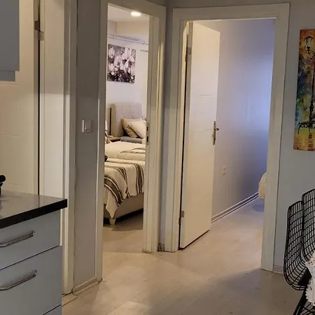 Hostel In The Heart Of Sisli - 1 Min To Metro - Shared Bathroom And Kitchen