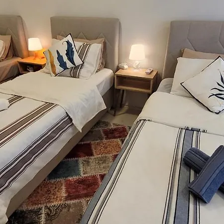 Hostel In The Heart Of Sisli - 1 Min To Metro - Shared Bathroom And Kitchen *