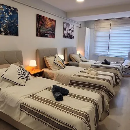 Hostel In The Heart Of Sisli - 1 Min To Metro - Shared Bathroom And Kitchen Istanboel