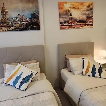 Hostel In The Heart Of Sisli - 1 Min To Metro - Shared Bathroom And Kitchen