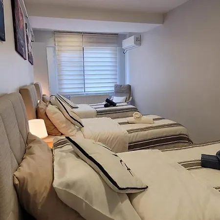 Hostel In The Heart Of Sisli - 1 Min To Metro - Shared Bathroom And Kitchen *