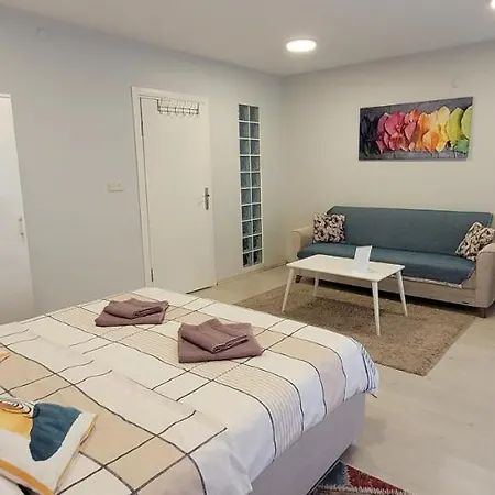 ホステル In The Heart Of Sisli - 1 Min To Metro - Shared Bathroom And Kitchen