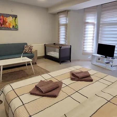 In The Heart Of Sisli - 1 Min To Metro - Shared Bathroom And Kitchen Hostel
